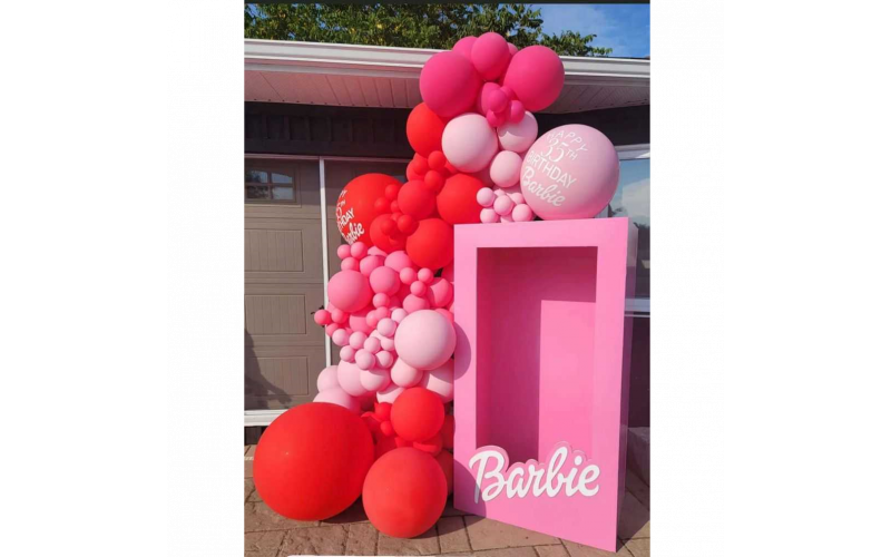 Фотозона из шаров в стиле Барби №8