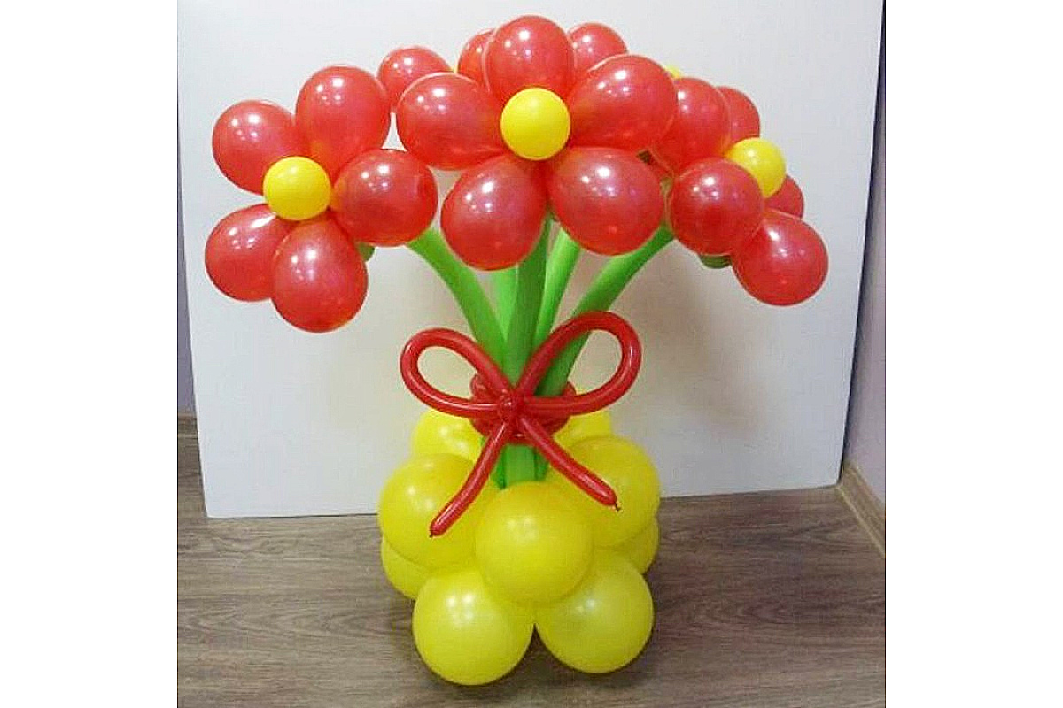 Композиция из шаров «Красный ромашки»