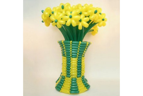 Большая ваза из шаров с жёлтыми ромашками