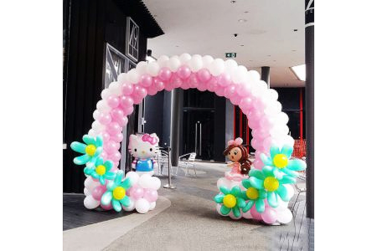 Арка из шаров "В гостях у Hello Kitty"
