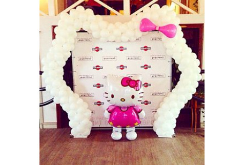 Фото-зона из шаров с Hello Kitty "Приятная встреча"