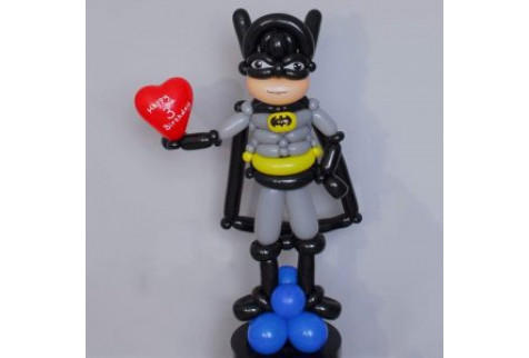 Плетёная фигура из шаров "Бэтмен с сердцем"