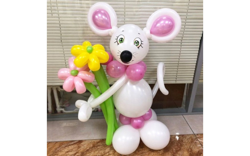 Фигура из шаров “Мышка с цветами белая”