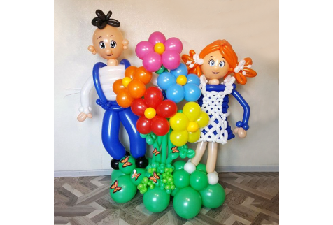 Плетеные фигуры из шаров «Школьники с цветами»