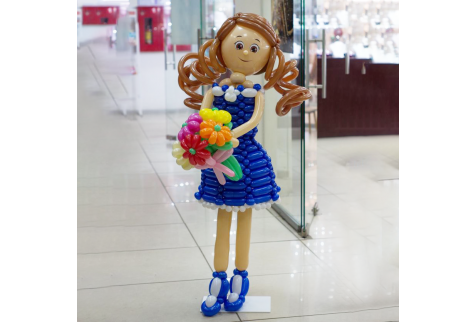 Плетеная фигура из шаров «Девочка с цветами»