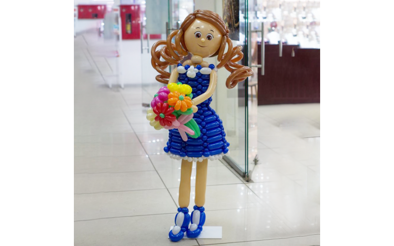 Плетеная фигура из шаров «Девочка с цветами»