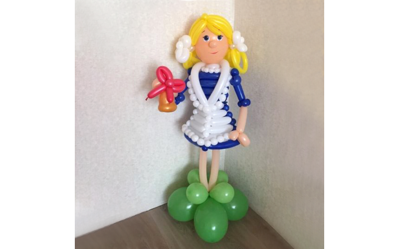 Плетеная фигура из шаров «Школьница с колокольчиком»