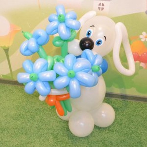 Фигура из шаров "Жучка с букетом"