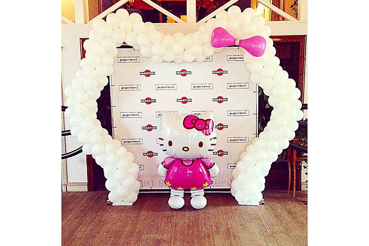 Фото-зона из шаров с Hello Kitty "Приятная встреча"