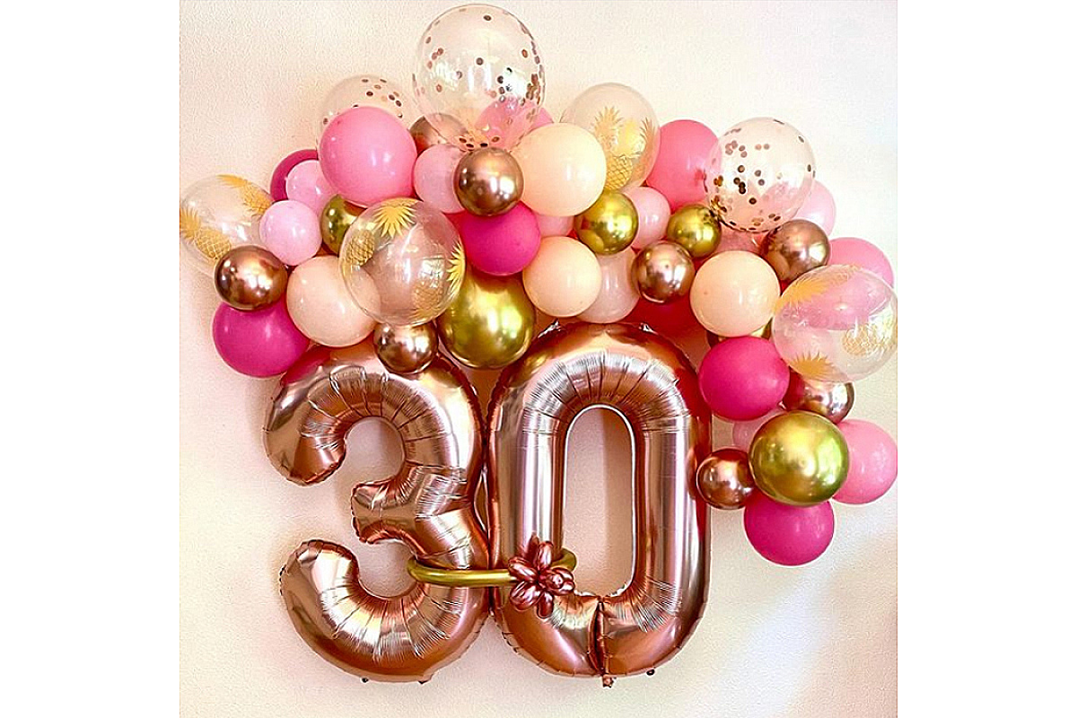 Пенка из шаров с цифрами 30